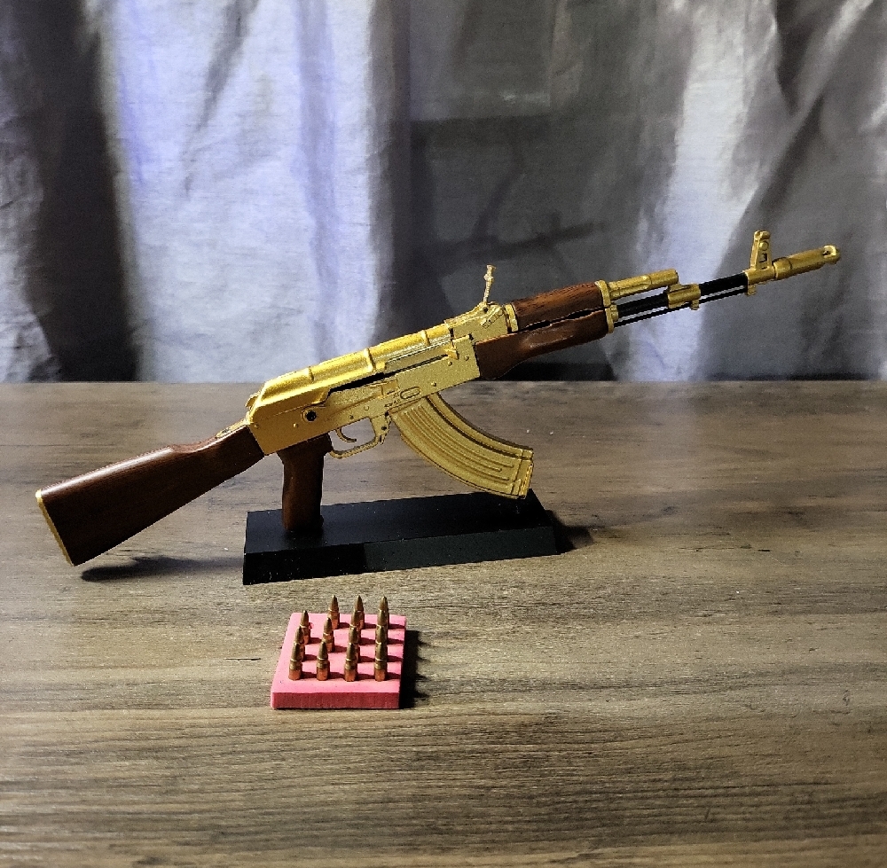 MODEL OF METAL GOLD AK47 WITH METAL MINI BULLETS
